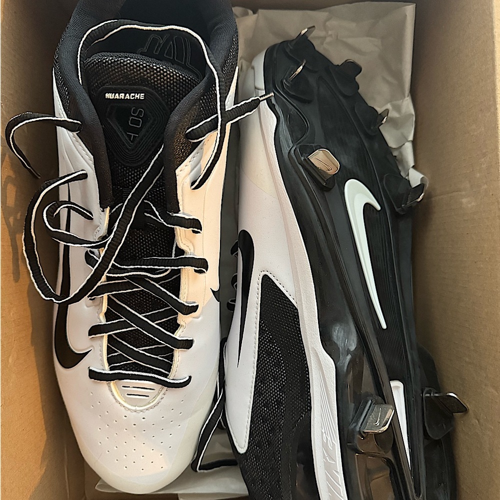New 10.5 Men’s baseball cleats